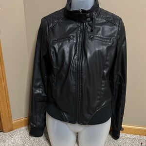 Elegan Black Leather Jacket for Women